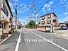 外観：前面道路含む現地写真『快適』は「家」と「街」と「環境」が調和した時に訪れるだと改めて感じさせてくれます。