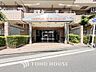 エントランス：住まう誇らしさと安心感を演出する落ち着いた雰囲気のエントランス。