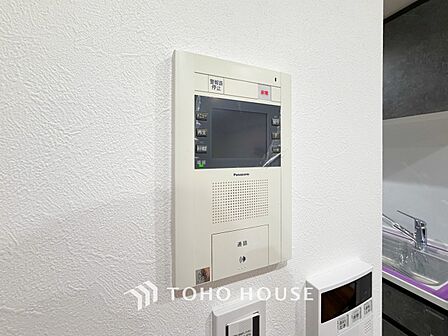 誰が来てもわかる様にモニター付きインターホンを設置。快適と安らぎを合わせた優しい設計。