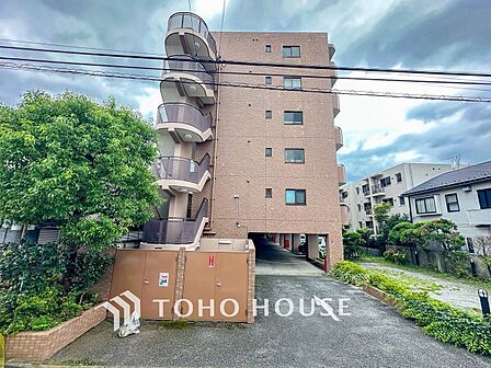 爽やかな青空の下に贅沢なほどに降り注ぐ陽光、豊かな居住性と、クオリティが見事に調和した住空間。