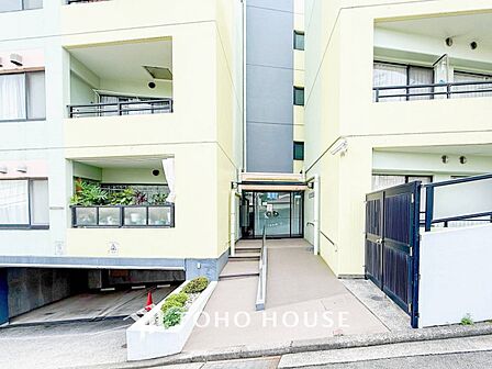 住まう誇らしさと安心感を演出する落ち着いた雰囲気のエントランス。