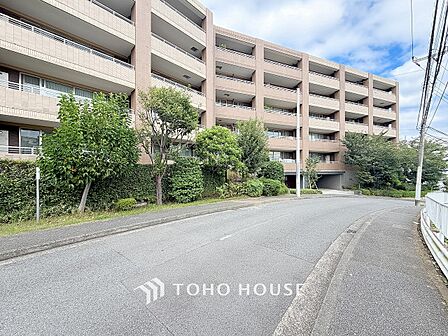 前面道路含む現地写真『快適』は「家」と「街」と「環境」が調和した時に訪れるだと改めて感じさせてくれます。