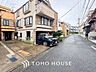 外観：前面道路含む現地写真『快適』は「家」と「街」と「環境」が調和した時に訪れるだと改めて感じさせてくれます。