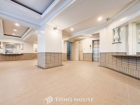 光あふれる開放感あるロビーは上質で洗練された空間。