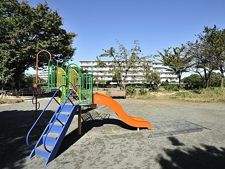 花と緑に囲まれた公園です。遊具広場とボール遊びができる広場に分かれているので小さなお子様も安心して遊べます。