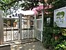 周辺：緑豊かな自然に囲まれた幼稚園です。子どもたちは園庭や神社の境内で毎日元気いっぱい遊んでいます。