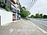 外観：前面道路含む現地写真『快適』は「家」と「街」と「環境」が調和した時に訪れるだと改めて感じさせてくれます。