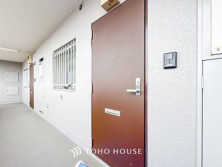 居住者の帰り、訪れる方を優しく迎えてくれる開放感のある玄関。