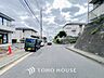 外観：前面道路含む現地写真『快適』は「家」と「街」と「環境」が調和した時に訪れるだと改めて感じさせてくれます。