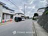 外観：前面道路含む現地写真『快適』は「家」と「街」と「環境」が調和した時に訪れるだと改めて感じさせてくれます。