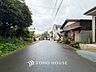 外観：前面道路含む現地写真『快適』は「家」と「街」と「環境」が調和した時に訪れるだと改めて感じさせてくれます。