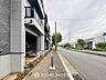 外観：前面道路含む現地写真『快適』は「家」と「街」と「環境」が調和した時に訪れるだと改めて感じさせてくれます。