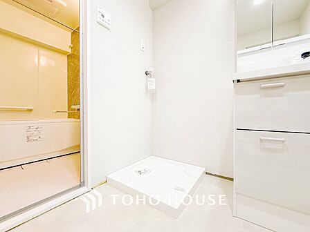 洗濯機を配置しても十分なスペースを確保しております。