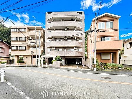 風を感じ青い空から太陽の恵みを感じる温もり溢れる佇まい。