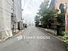 外観：前面道路含む現地写真『快適』は「家」と「街」と「環境」が調和した時に訪れるだと改めて感じさせてくれます。