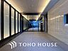 エントランス：住まう誇らしさと安心感を演出する落ち着いた雰囲気のエントランス。