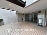 エントランス：住まう誇らしさと安心感を演出する落ち着いた雰囲気のエントランス。