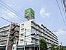 周辺：毎日の食卓を飾る食料品が揃います。毎月1日は1の市を開催。お手頃品が並びます。