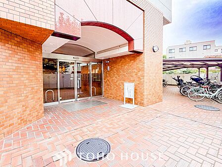 前面道路含む現地写真『快適』は「家」と「街」と「環境」が調和した時に訪れるだと改めて感じさせてくれます。