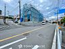 外観：前面道路含む現地写真『快適』は「家」と「街」と「環境」が調和した時に訪れるだと改めて感じさせてくれます。