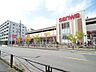 周辺：広めの店内はお買物もしやすいです。品揃えも充実しているのでまとめ買いにもおすすめです。