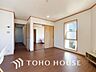 室内：戸建てならではのリビング。落ち着いた色調のリビングは家族団欒の憩いの場所です。