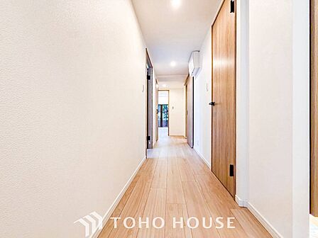 上質感漂う廊下。居住者の帰り、訪れる方を優しく迎え安らぎに満ちた生活空間を予感させます。