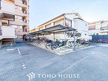 敷地内に駐輪スペースがございます。