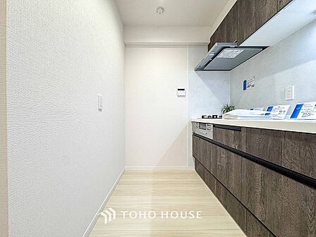 機能的で使い勝手のよさそうなキッチン。明るく清潔感があります。