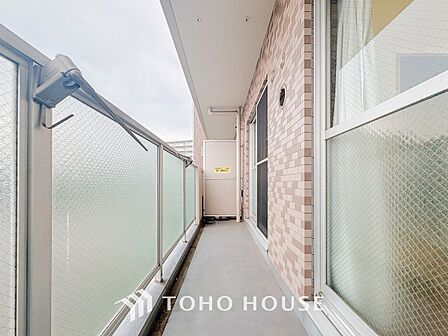 陽光とそよ風に触れることができるバルコニー。