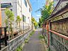 周辺：緑を感じられる静かなアプローチ。プライベート感を高め、住まいに落ち着きと優雅さをもたらします