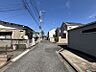 その他：閑静な住宅街の前面道路。お子様のお散歩も安心な穏やかな環境が広がります。