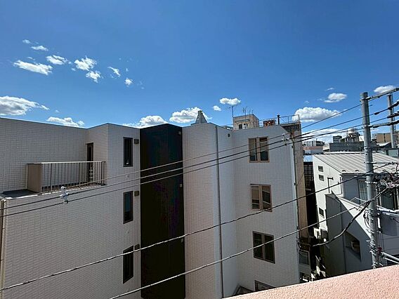 目の前に高い建...