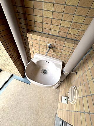 バルコニーに水...