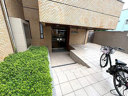タイル貼りの高級感溢れるエントランスです。