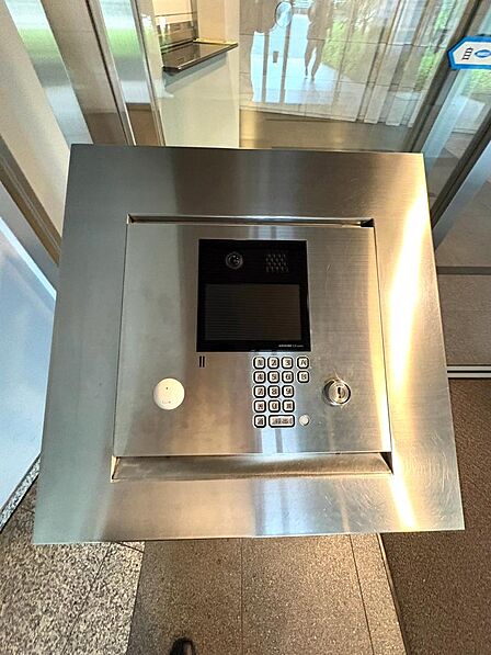 エントランスを抜けるとオートロックが完備されていますので、セキュリティは安心です。