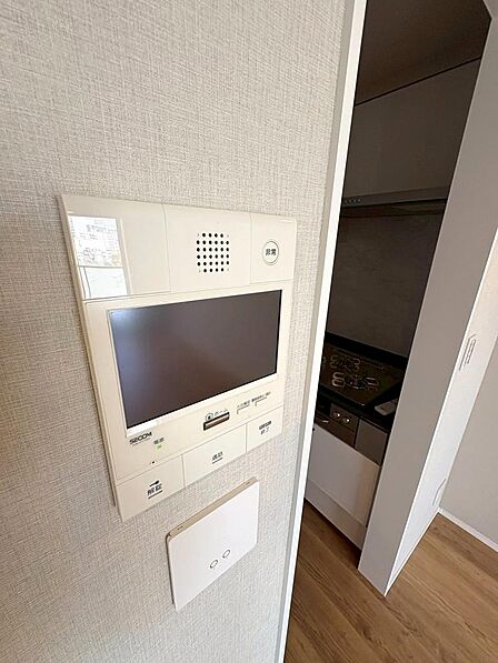 テレビモニター付きインターフォンが設置されておりますので、セキュリティは安心ですね。