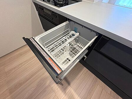 キッチンには食洗機が設置されておりますので、食後の面倒な洗い物を省くことができますね。