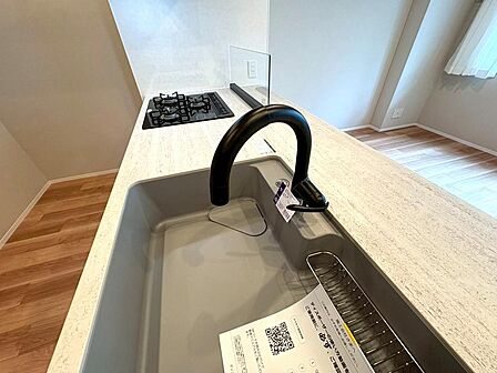 浄水器一体型の水栓が設置されておりますので、飲用水としても利用が可能になります。ディスポーザーもあり便利です。
