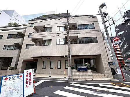 東京メトロ「溜池山王」駅徒歩1分!快適アクセス!白いタイル貼りの爽やかな外観です。