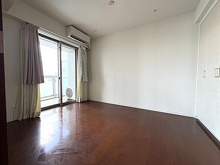 バルコニーに面していて明るいお部屋です。