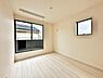 寝室：（洋室5.2帖南西側） 5.2帖の寝室は、毎日の睡眠やリラックスタイムにちょうどよい広さ。家具を配置しても圧迫感が出にくく、快適に過ごせます。
