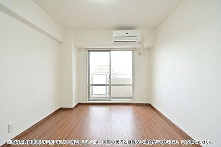 約6帖のゆとりある洋室。バルコニーに面し、明るい光と爽やかな風の入るお部屋です。 室内写真は家具をCG加工により消去しています。実際の状況とは異なる場合がございます。ご了承ください。
