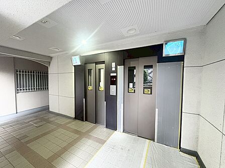 2基のエレベーターで待ち時間のストレスを軽減。防犯カメラモニター設置で安心の共用設備です。