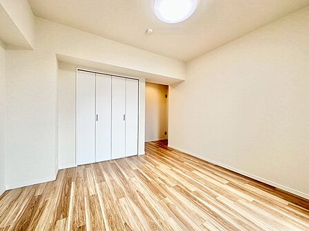 洋室8.2帖 約8.2帖の広々とした洋室。ゆとりある空間で、お好みのレイアウトをお楽しみいただけます。
