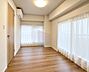 子供部屋：清潔感あるホワイトの壁紙と温もり溢れるカラーの床材が見事に調和した本邸宅。毎日の生活を少しでも快適に過ごして頂ける様、飽きの来ない雰囲気が大切です。