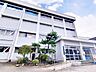 周辺：【中学校】小針中学校まで約1.9ｋｍ（徒歩約24分）です。学校行事や部活動を楽しみながらの通学も良い思い出の1つですね。 1900m