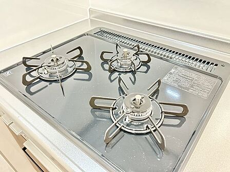 【リフォーム済】コンロは3口あるので、お料理をする際にも便利です。