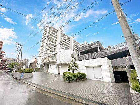 マンション外観。生活利便性に優れた立地環境。