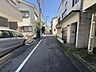 外観：前面道路は車通りの少ない道です。小さなお子様も安心してお過ごしいただけます。